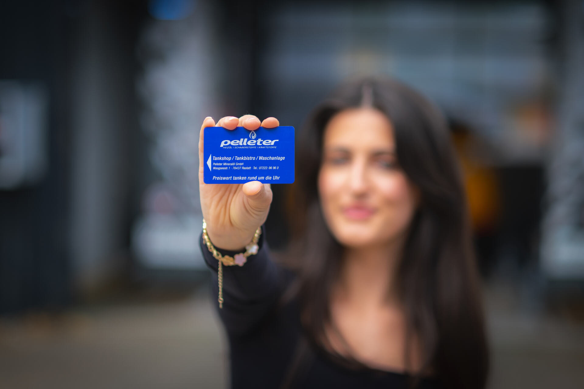 Frau präsentiert die Pelleter Kundenkarte