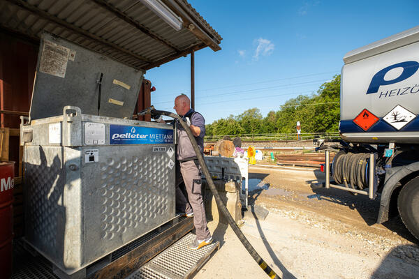 Miettank beim Befüllen